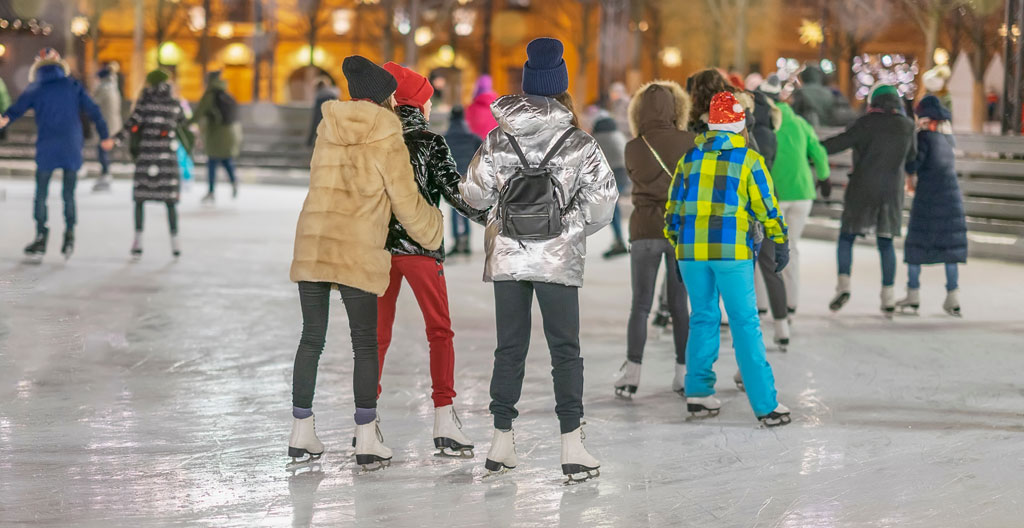 Collègues en team building sur patinoire synthétique intérieure animation entreprise